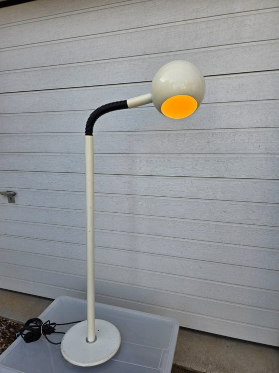 Image 1 of Lampadaire iconique au design vintage futuriste signé Hala. Blanc, métal, modèle œil + col de cygne.