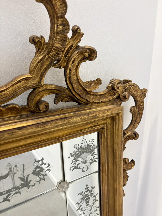 Grande Specchio Rococò Veneziano in Legno Dorato con Vetro Inciso (foto 8 di 9)