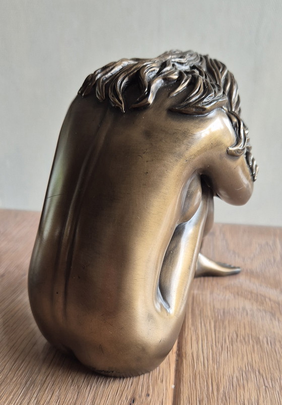 Image 1 of Mujer sentada