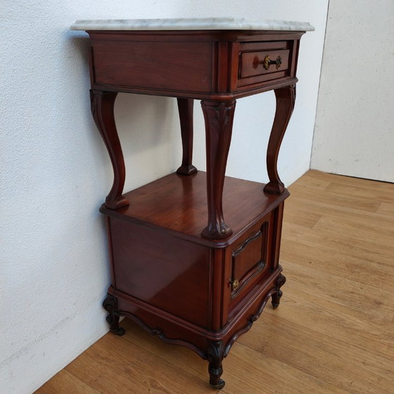 Image 1 of Table de chevet ancienne vintage avec plateau en marbre