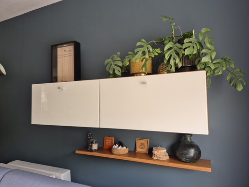 Mobile e mensola a muro Hülsta Xelo Design – Noce e vetro bianco lucido