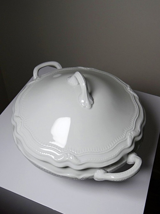 Image 1 of Plato hondo/de verduras de porcelana blanca fina de Limoges, atribuido a Barnardaud, de época.
