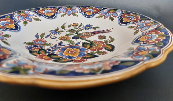 Image 1 of Un plato de pared policromado Royal Tichelaar Makkum pintado a mano de época.