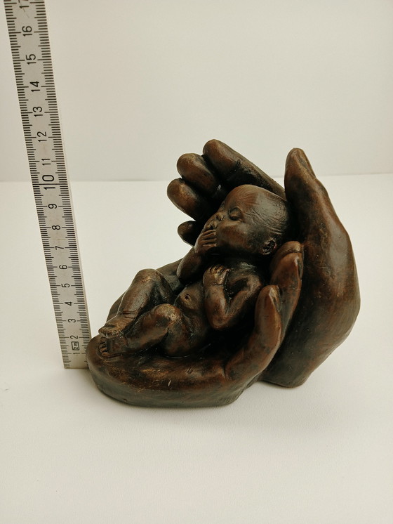 Image 1 of Beeldje Baby in Handen - Mat Wanders