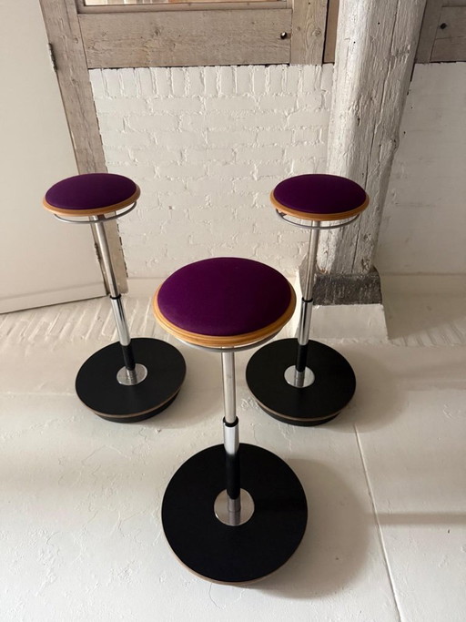 Taburete ergonómico para sentarse y ponerse de pie.