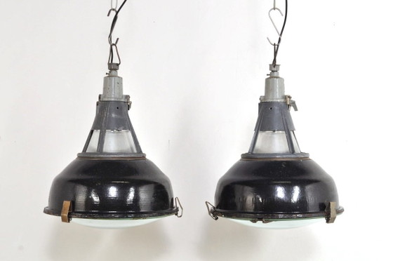 Lampade industriali smaltate con luce superiore, anni '50 – Lampade a sospensione, Metallo (photo 5 of 9)