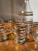 Servizio di bicchieri da liquore e decanter con bordo dorato