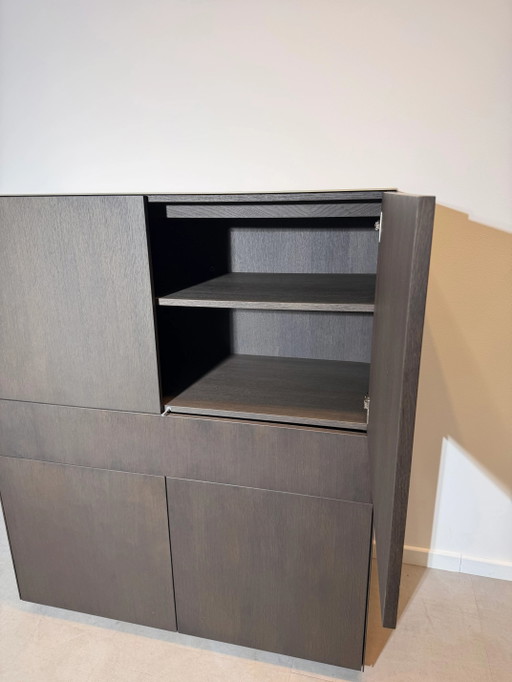 Mobile contenitore moderno in legno con piano in vetro.