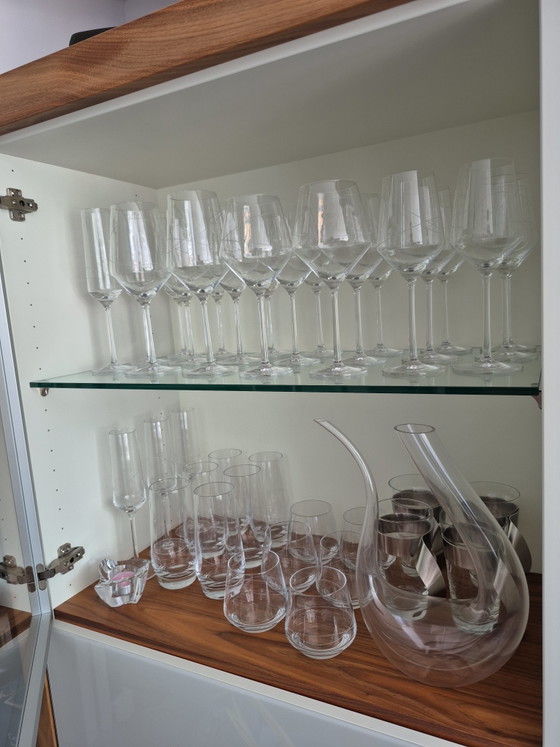 Image 1 of Table haute Hülsta Xelo Design – Bois de noyer, verre blanc brillant et vitrine