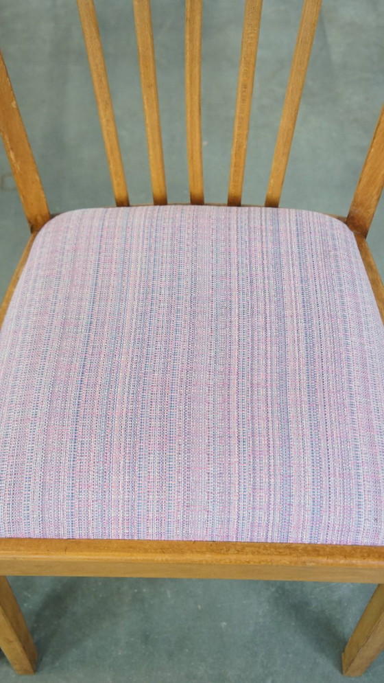 4 chaises de salle à manger vintage des années 70, avec assise en tissu et structure en bois. – Wood (photo 6 of 13)