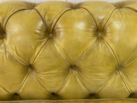 Image 1 of Magnifique canapé Chesterfield anglais 4 places, jaune lavé à la main