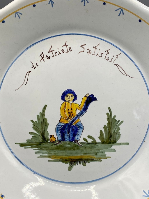 Piatto commemorativo in maiolica di Nevers, "Il patriota soddisfatto", periodo rivoluzionario (photo 2 of 4)
