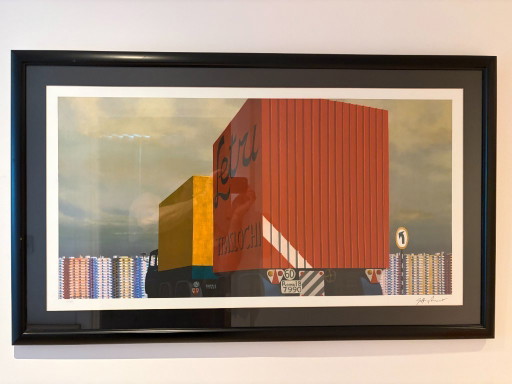 Jeffrey Smart – "Camion e rimorchio in avvicinamento a una città" (stampa d'archivio in edizione limitata con cornice)