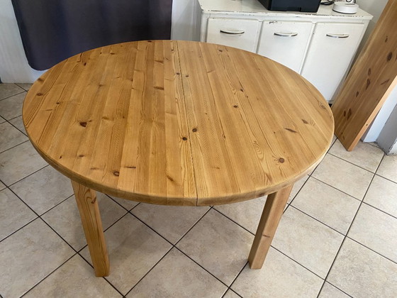 Image 1 of Tavolo rotondo, diametro 117 cm, allungabile con un'estensione, in legno massello di pino, vintage, circa 1970