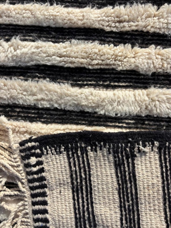 Image 1 of Tapis berbère marocain en laine noire et blanche 115 x 165 cm