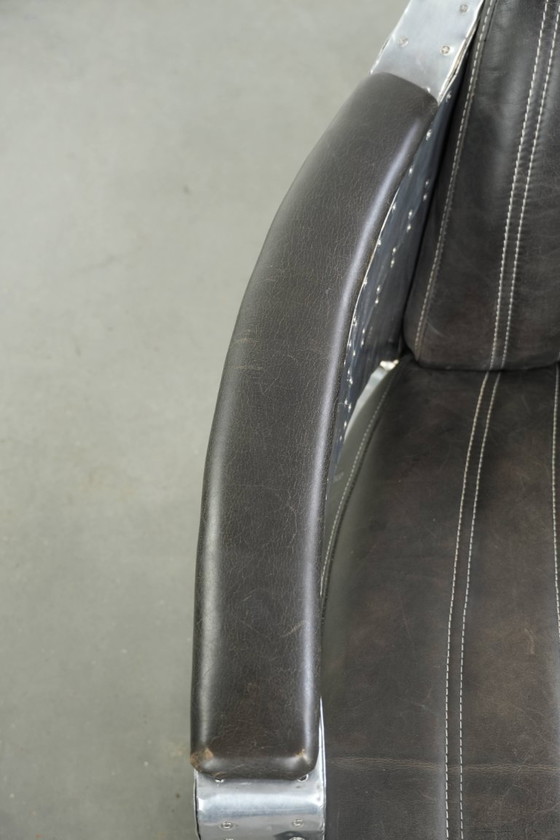 Image 1 of Fauteuil/robinet de style aviateur unique et confortable en cuir de vachette, finitions aluminium et rivets