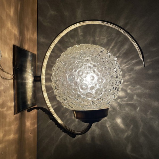 Coppia di applique da parete portoghesi vintage in ottone decorato e vetro a bolle, anni '70. – Glass (photo 5 of 11)