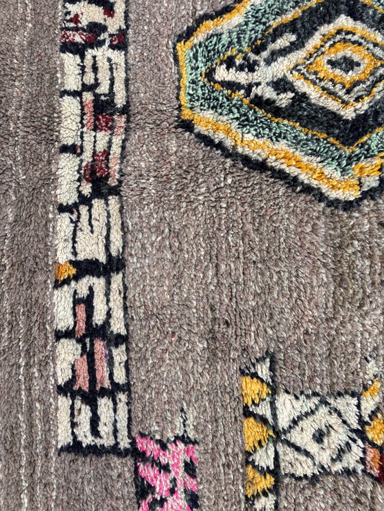 Image 1 of Alfombra bereber marroquí moderna de color gris