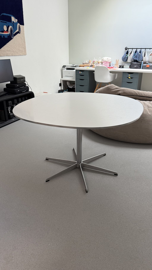 Fritz Hansen 7501 Circular eettafel (115cm X 71cm)