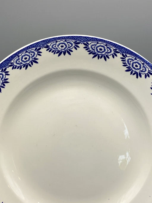Piatto in maiolica Sarreguemines, decorazione con rose Capri blu cobalto, fregio geometrico Art Déco (photo 2 of 5)