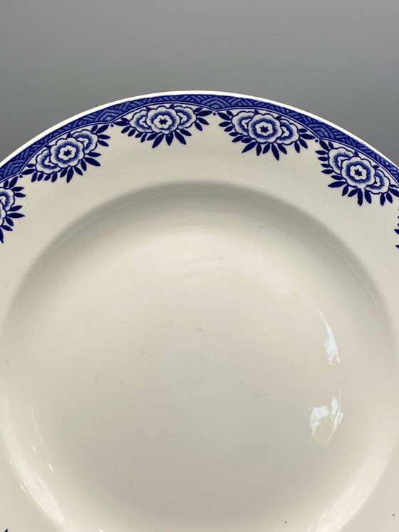 Piatto in maiolica Sarreguemines, decorazione con rose Capri blu cobalto, fregio geometrico Art Déco (photo 2 of 5)