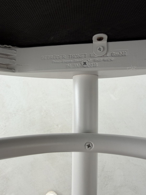 Image 1 of 4 chaises Thonet grises