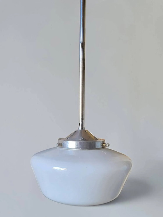Lámpara colgante de cristal opalino de los años 50. – Lámparas colgantes, Chrome, Art Deco (photo 2 of 9)