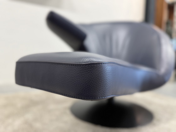 Image 1 of Fauteuil pivotant Leolux Parabolica en cuir bleu