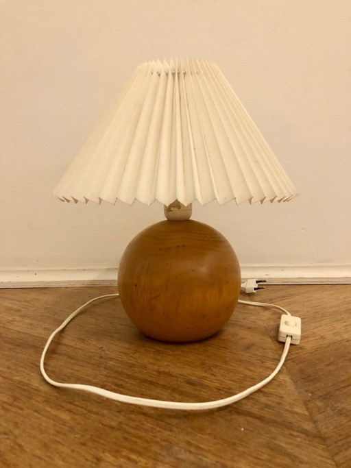 Tafellamp met geplooide kap en houten voet