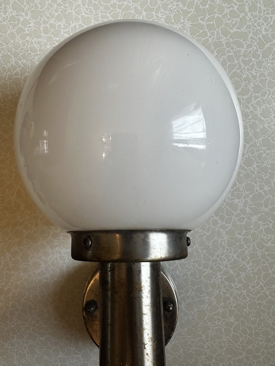 Modernistische Wandleuchte aus Opalglas und verchromtem Metall – Wandleuchten (photo 9 of 15)