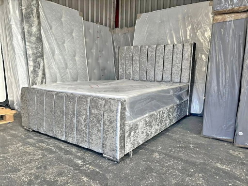 Gloednieuw bed van 160x200 cm met matras.