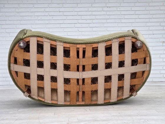 Image 1 of Dänisches 2-Sitzer-Sofa „Banane“ aus den 1970er Jahren, grüner Möbelveloursbezug, Beine aus Eichenholz.