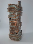 Keramisch beeldhouwwerk in brutalistische stijl