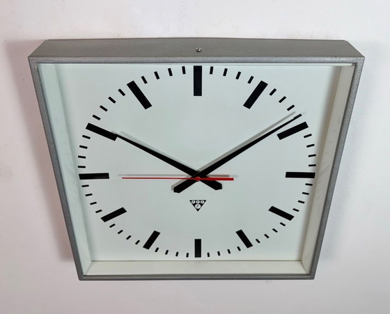 Image 1 of Reloj de pared cuadrado gris grande de Pragotron, años 70