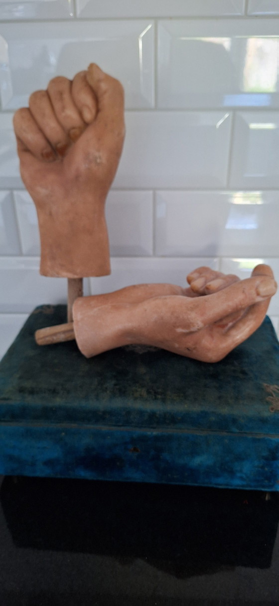 Image 1 of Antieke set van wassen handen met oud fluwelen doosje