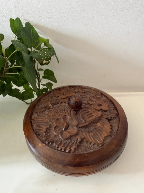 Vintage Round Wooden Keepsake Box – Decorative Objects (photo 7 of 7)