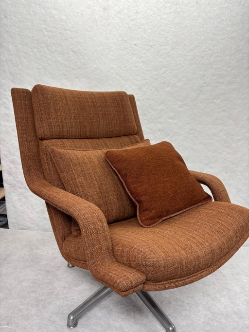 Artifort F140 – gepolstert mit De Ploeg Paz 22 | Sanfter Luxus und warmer Charakter