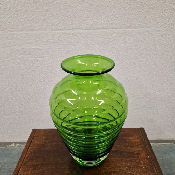 Image 1 of Vaso antico in vetro verde, stile Art Nouveau, soffiato a mano.