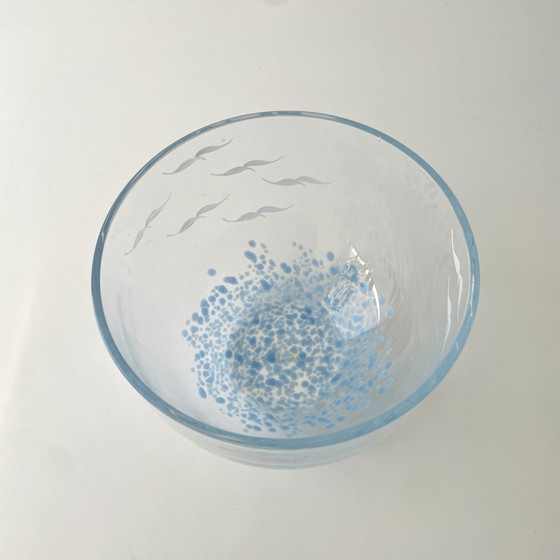 Image 1 of Bol en verre bleu Lindshammar peint à la main d'oiseaux