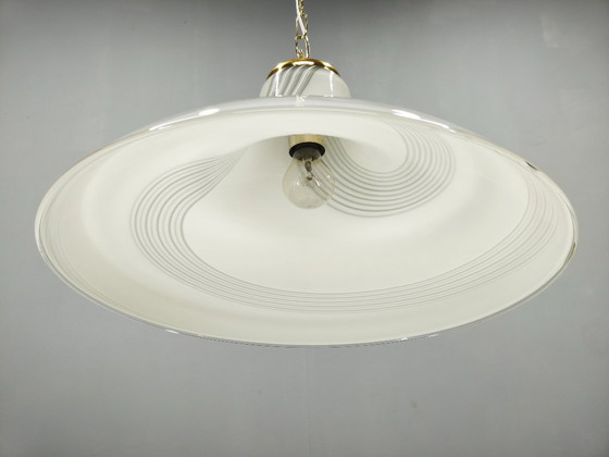Lámpara colgante de cristal de Murano italiano de los años 70 con diseño de remolino y latón (photo 9 of 11)