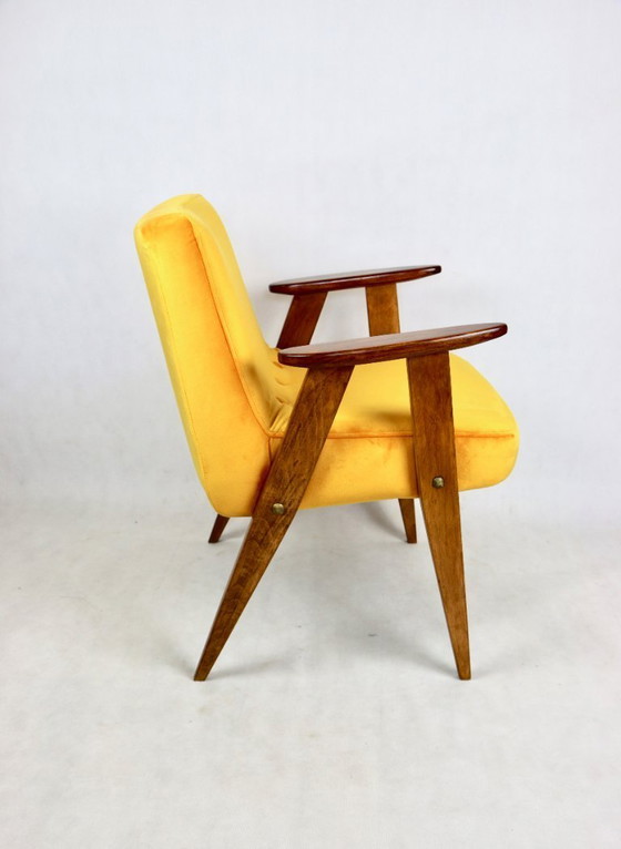 Image 1 of Gelbgoldener Sessel Modell 366 von Józef Chierowski, 1970er Jahre