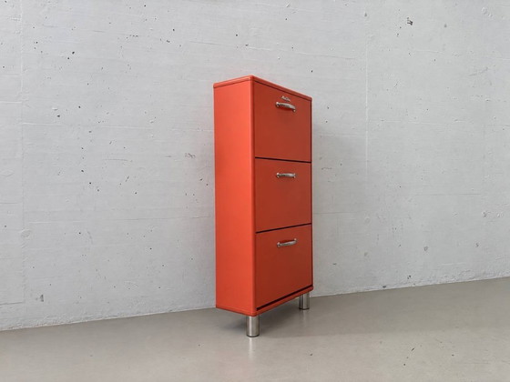Tenzo Malibu Schuhschrank mit 3 Klappen, Retro Design in Rot, 1960er Jahre – Aufbewahrungsschrank, Metal (photo 7 of 10)