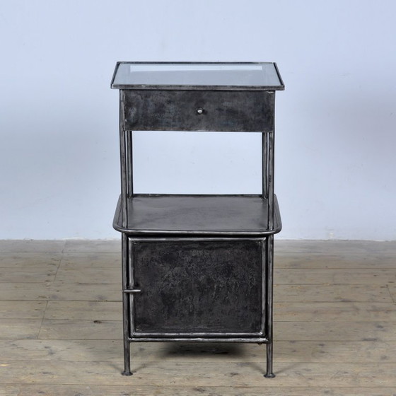 Table de nuit, années 1910 – Tables de nuit, Verre, Métal (photo 2 of 12)