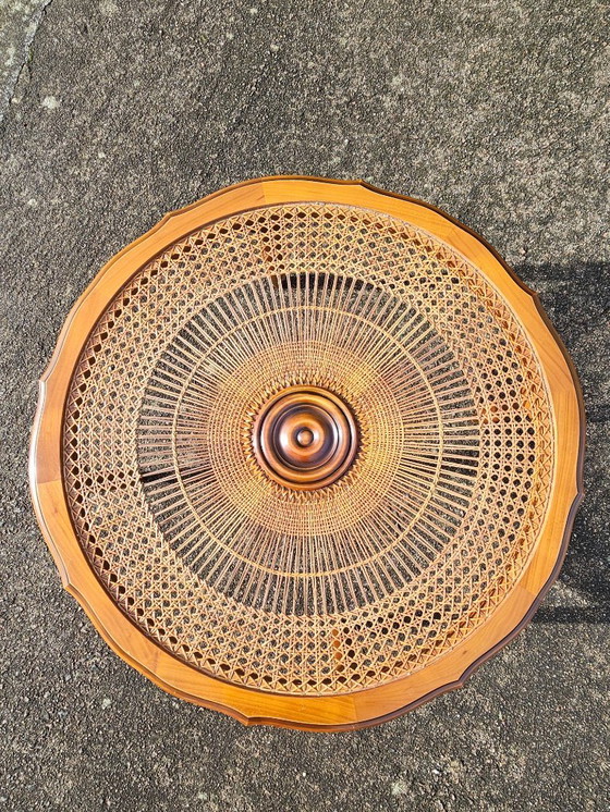 Image 1 of Tavolino da caffè rotondo vintage francese in legno, vetro e rattan - Grande tavolo da salotto in stile Luigi XV - anni '60