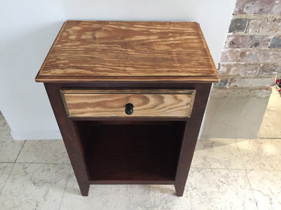 Image 1 of Nachtkastje met kompasvormige poten