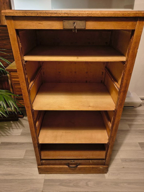 Image 1 of Armoire à porte coulissante en chêne ancien | Années 1930