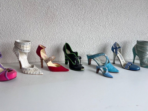 Verzameling schoentjes Just the right shoe en palais royal