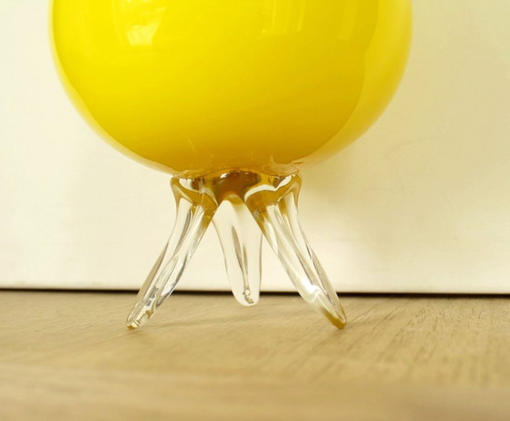 Empoli Tripod Vase Yellow Opal Glass, MCM Italy 1960s/1970s (photo 3 of 14)