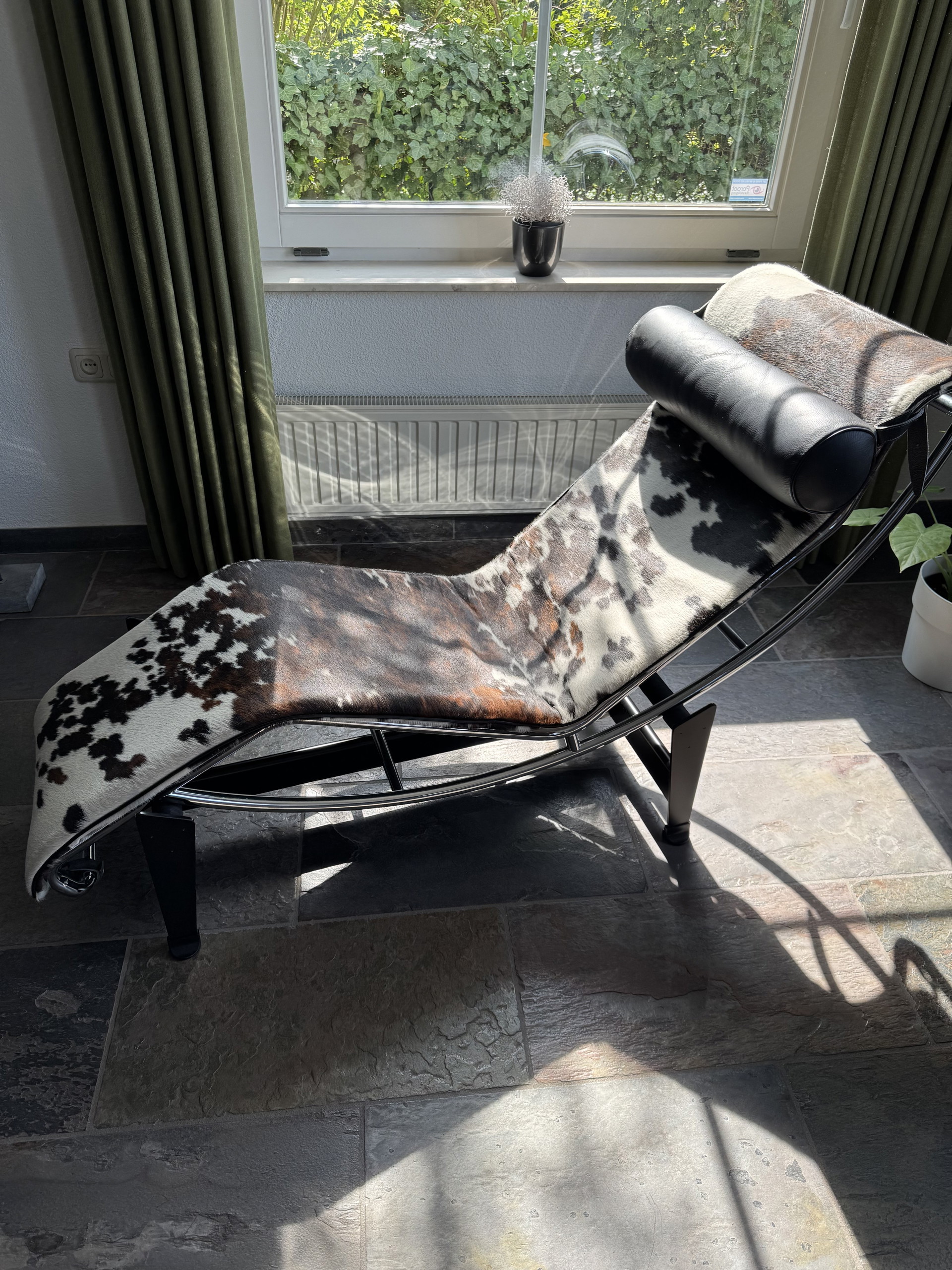 Classic modern design Le corbusier style LC2 chair in PU