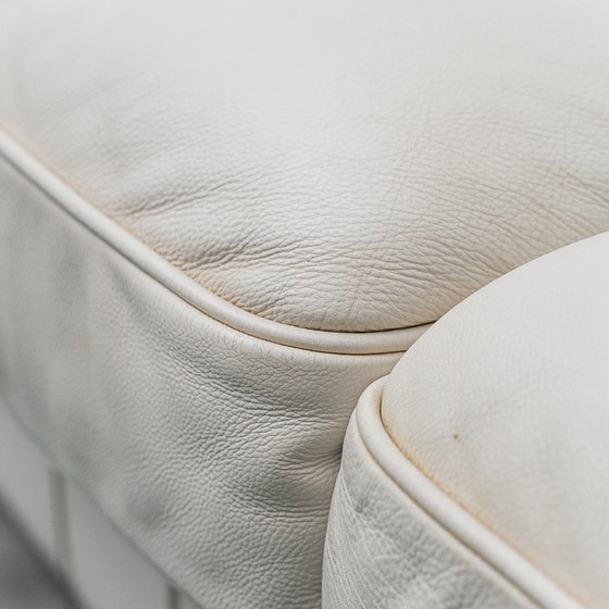 Image 1 of DIVANO CHESTERFIELD VINTAGE A 3 POSTI IN PELLE BIANCA DEGLI ANNI '70, MODERNO ANTICO